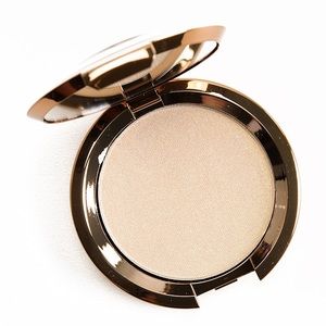 BECCA Light Chaser Highlighter in Pearl Flashes Gold